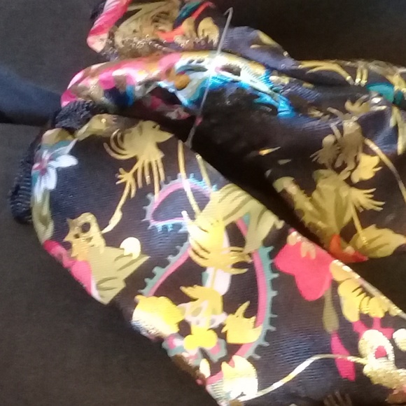 Black floral flip flops in size 7 and 7.5 - Picture 4 of 4